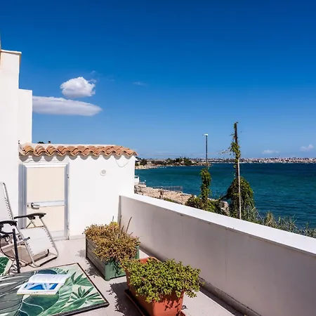Apartment La Casa Dell'isola By Wonderful Italy